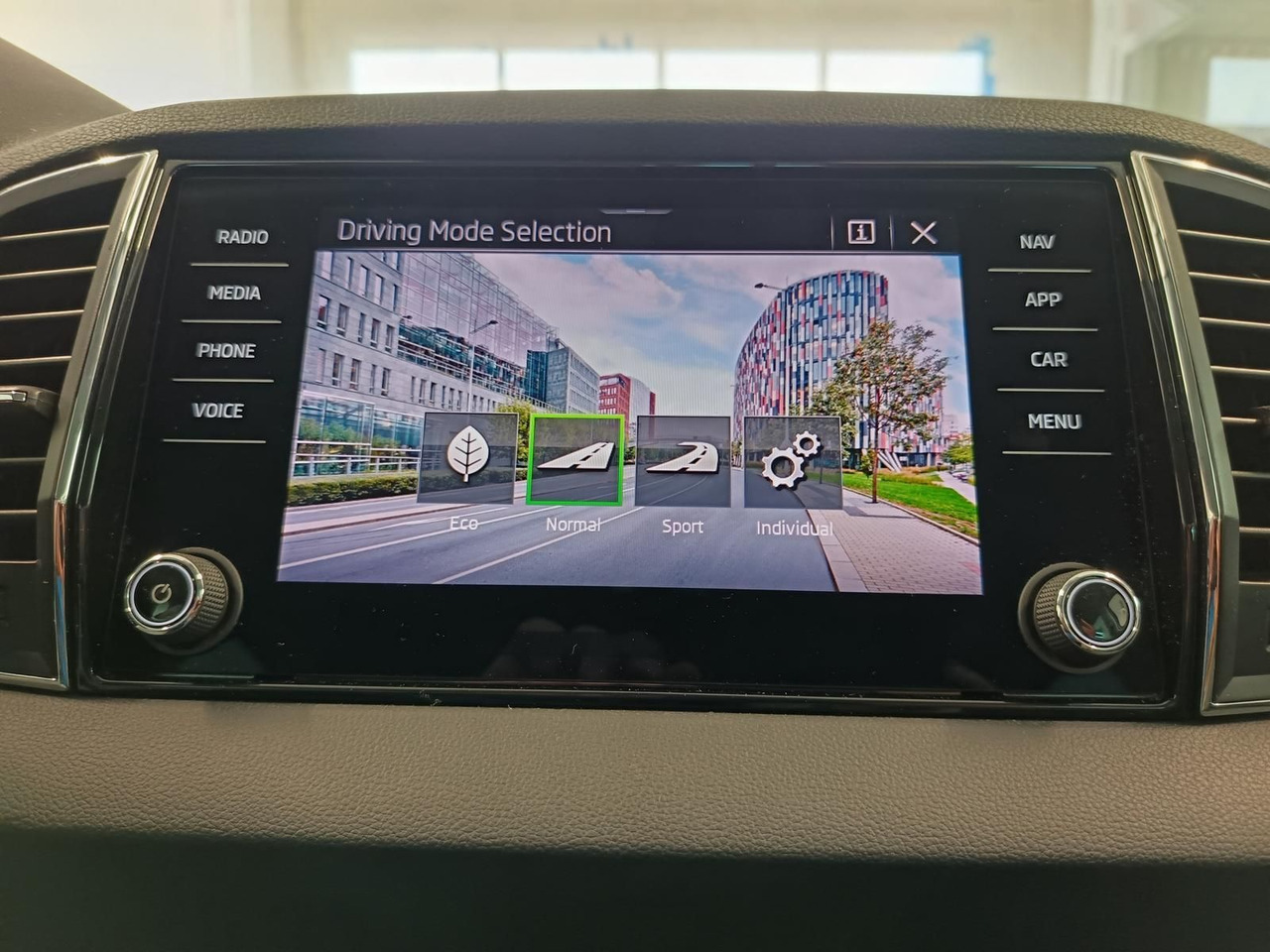 Внедорожник Skoda Karoq Style 1,5TSI DSG*AHK-VORBER*NAVI*LED*R-KAM: фото 15