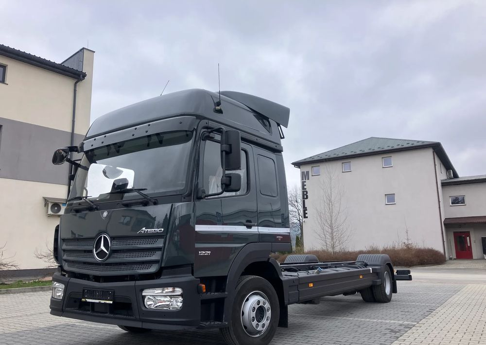 Mercedes-Benz Mercedes Atego 1221 sypialka euro6 Rama do zabudowy - Грузовик-шасси: фото 1 Mercedes-Benz Mercedes Atego 1221 sypialka euro6 Rama do zabudowy - Грузовик-шасси: фото 1