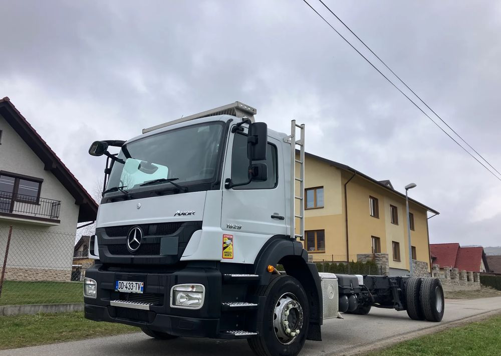 Mercedes-Benz Mercedes Axor 1829  Rama do zabudowy kiper beczka hakowiec laweta - Грузовик-шасси: фото 2 Mercedes-Benz Mercedes Axor 1829  Rama do zabudowy kiper beczka hakowiec laweta - Грузовик-шасси: фото 2