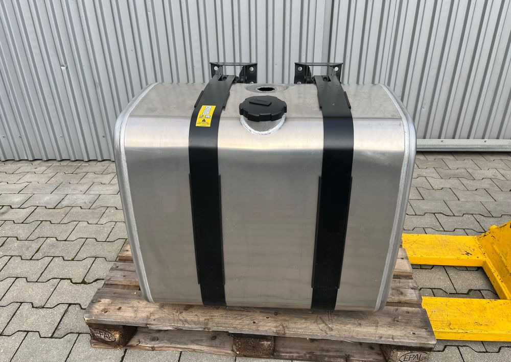 Zbiornik paliwa Volvo FH Renault 330 litrów bak jak nowy - Подготовка топлива для Грузовиков: фото 1 Zbiornik paliwa Volvo FH Renault 330 litrów bak jak nowy - Подготовка топлива для Грузовиков: фото 1