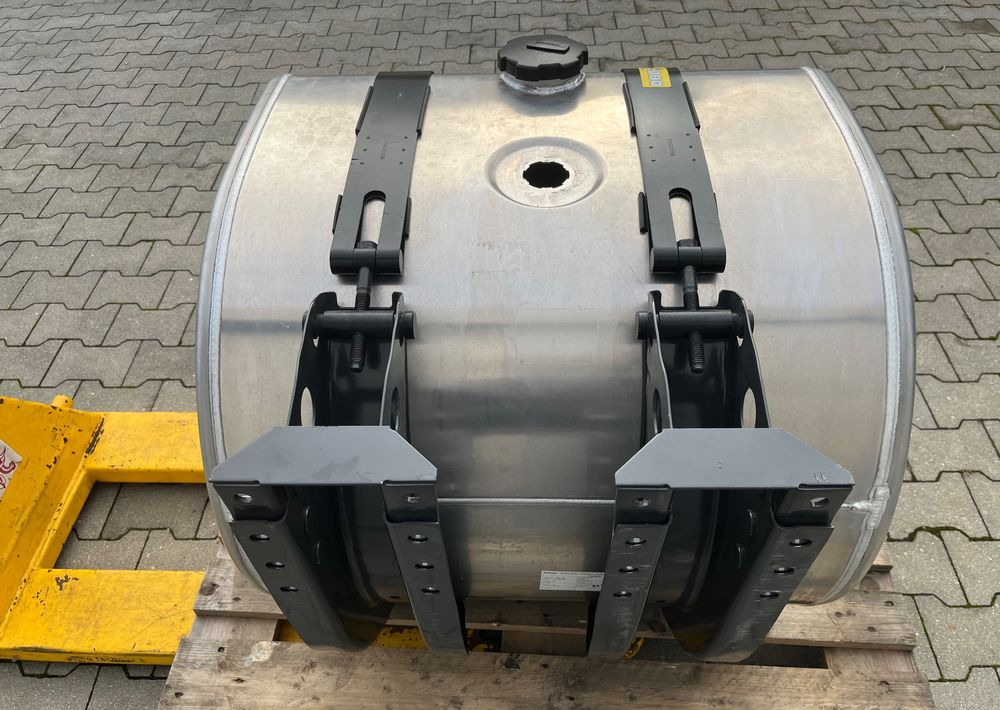 Zbiornik paliwa Volvo FH Renault 330 litrów bak jak nowy - Подготовка топлива для Грузовиков: фото 4 Zbiornik paliwa Volvo FH Renault 330 litrów bak jak nowy - Подготовка топлива для Грузовиков: фото 4