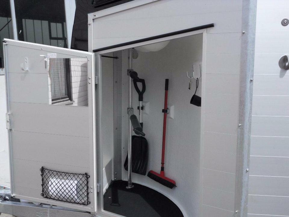 Böckmann Pferdeanhänger Champion R, Flügeltürkombi - Прицеп-коневоз: фото 4 Böckmann Pferdeanhänger Champion R, Flügeltürkombi - Прицеп-коневоз: фото 4