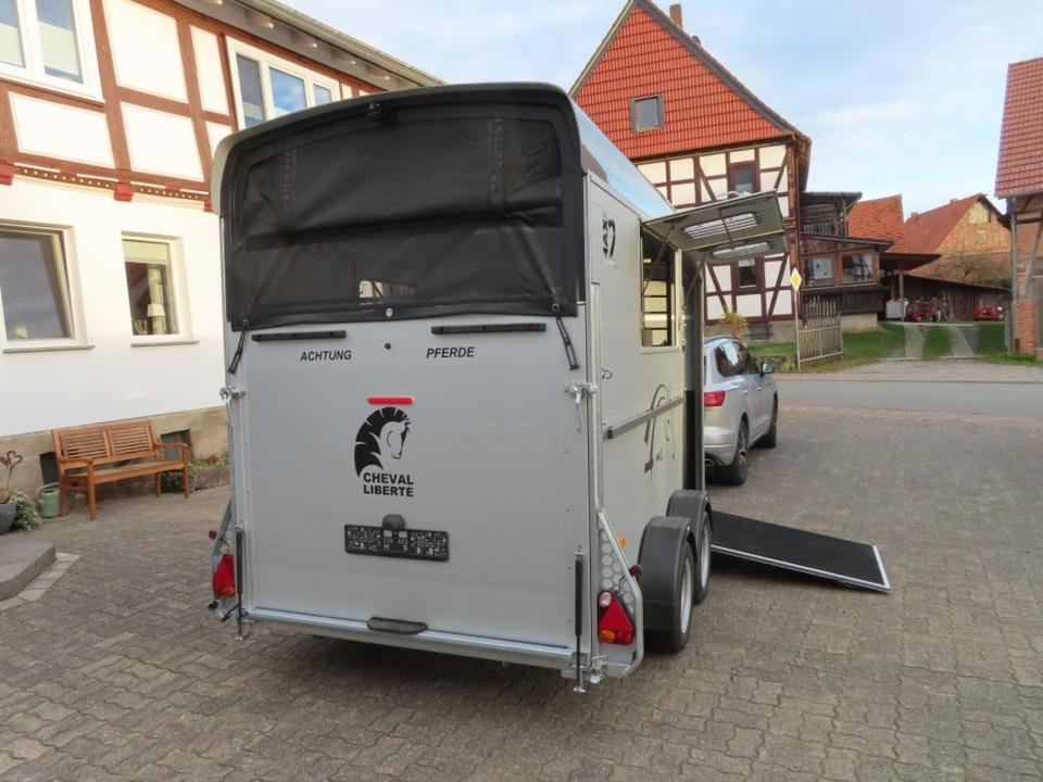 Pferdeanhänger Cheval Liberte MAXI 2 Sattelraum 100 km/h Kamera - Прицеп-коневоз: фото 3 Pferdeanhänger Cheval Liberte MAXI 2 Sattelraum 100 km/h Kamera - Прицеп-коневоз: фото 3