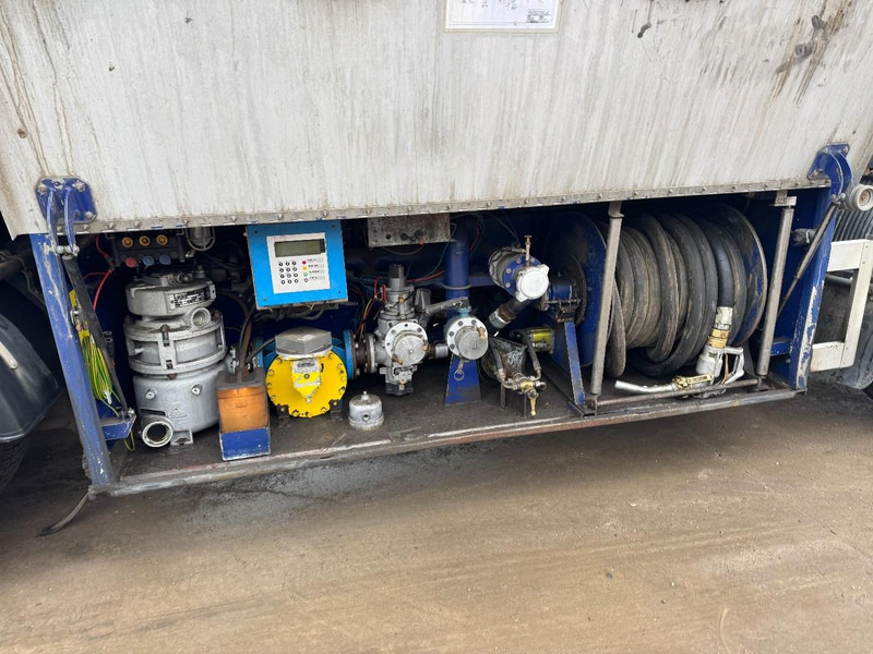 Volvo FL 6 - 220 (11000 L / 2 COMPARTMENTS / 18 TON / MANUAL GEARBOX / PERFECT) - Грузовик-цистерна: фото 5 Volvo FL 6 - 220 (11000 L / 2 COMPARTMENTS / 18 TON / MANUAL GEARBOX / PERFECT) - Грузовик-цистерна: фото 5