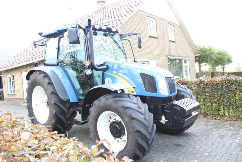 New Holland T5050 - Трактор: фото 2 New Holland T5050 - Трактор: фото 2