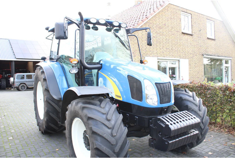 New Holland T5050 - Трактор: фото 1 New Holland T5050 - Трактор: фото 1