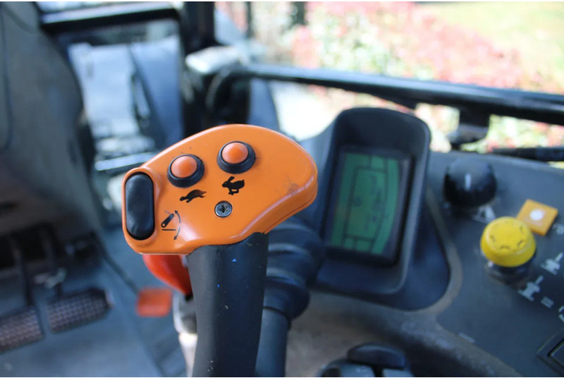 New Holland TM175 TM 175 power command fronthef en front aftakas geveerde cabine lucht - Трактор: фото 5 New Holland TM175 TM 175 power command fronthef en front aftakas geveerde cabine lucht - Трактор: фото 5