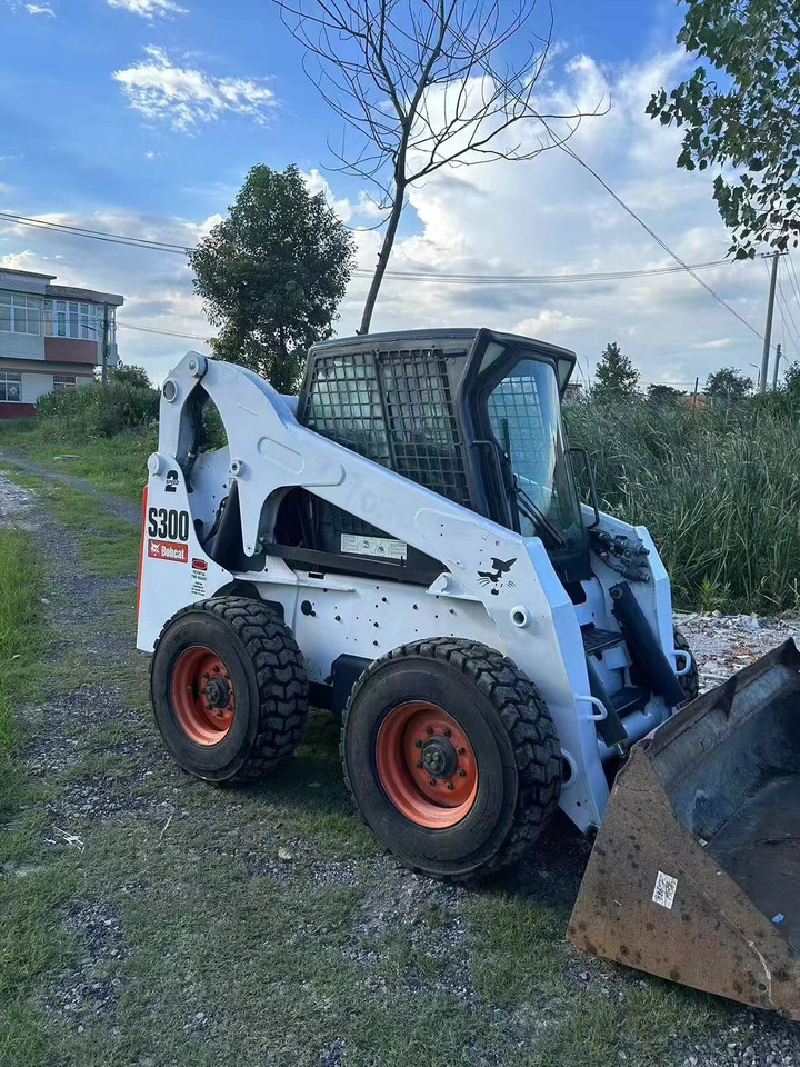 BOBCAT s300 - Мини-погрузчик с бортовым поворотом: фото 4 BOBCAT s300 - Мини-погрузчик с бортовым поворотом: фото 4