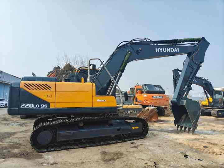 Second-hand Korean Hyundai 200LC-9S Excavator of Excellent Quality Is on Hot Sale at a Low Price - Гусеничный экскаватор: фото 4 Second-hand Korean Hyundai 200LC-9S Excavator of Excellent Quality Is on Hot Sale at a Low Price - Гусеничный экскаватор: фото 4