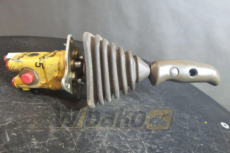 Komatsu PC240-5 - Гидравлический клапан для Строительной техники: фото 1 Komatsu PC240-5 - Гидравлический клапан для Строительной техники: фото 1