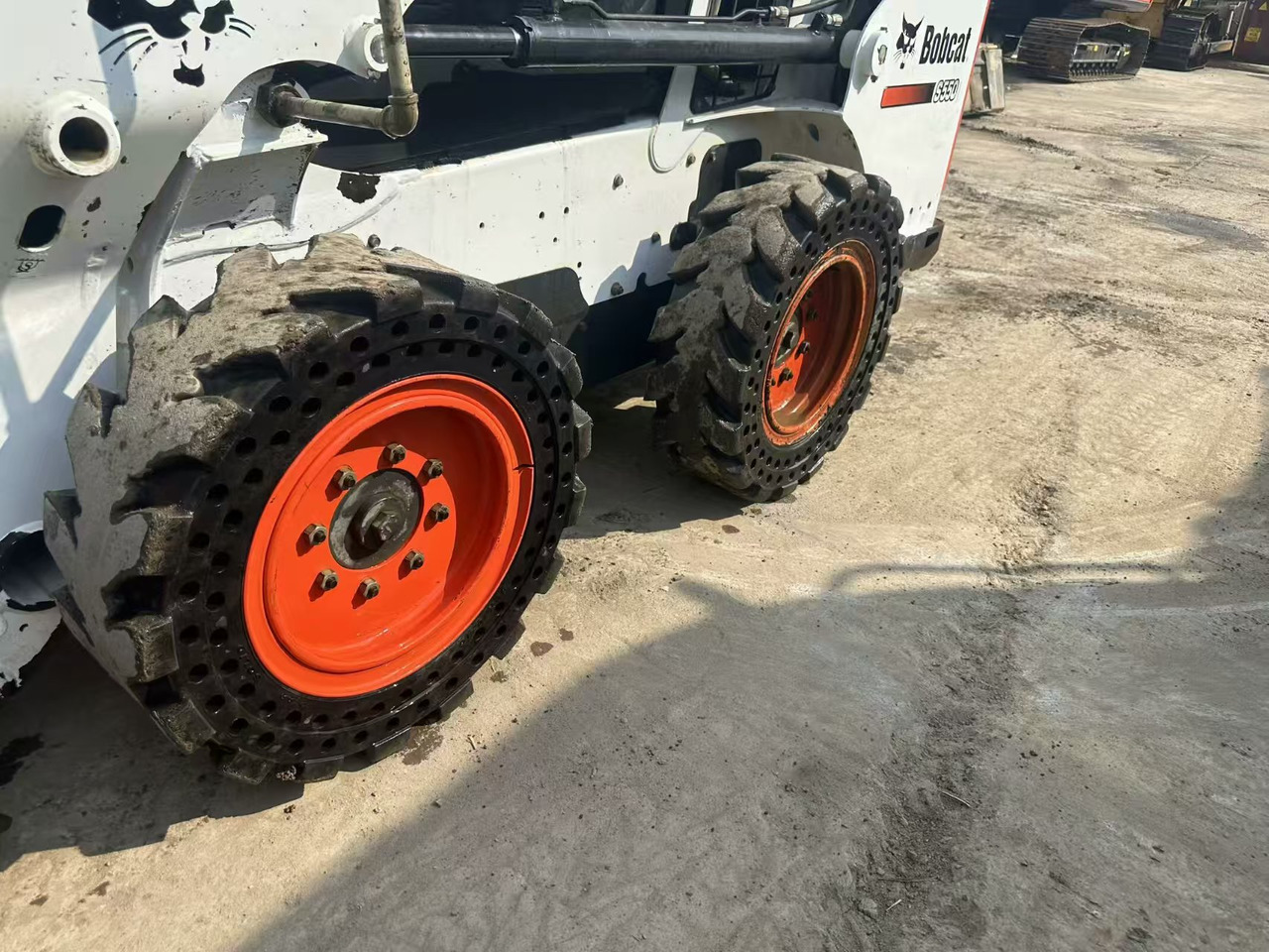 Мини-погрузчик с бортовым поворотом BOBCAT S550: фото 6
