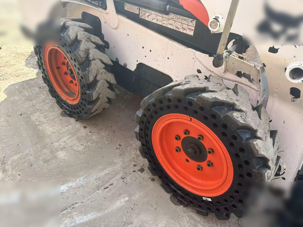 BOBCAT S550 - Мини-погрузчик с бортовым поворотом: фото 3 BOBCAT S550 - Мини-погрузчик с бортовым поворотом: фото 3