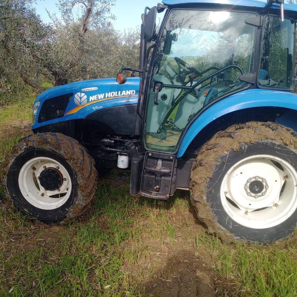 New Holland T 4.55 - Трактор: фото 2 New Holland T 4.55 - Трактор: фото 2