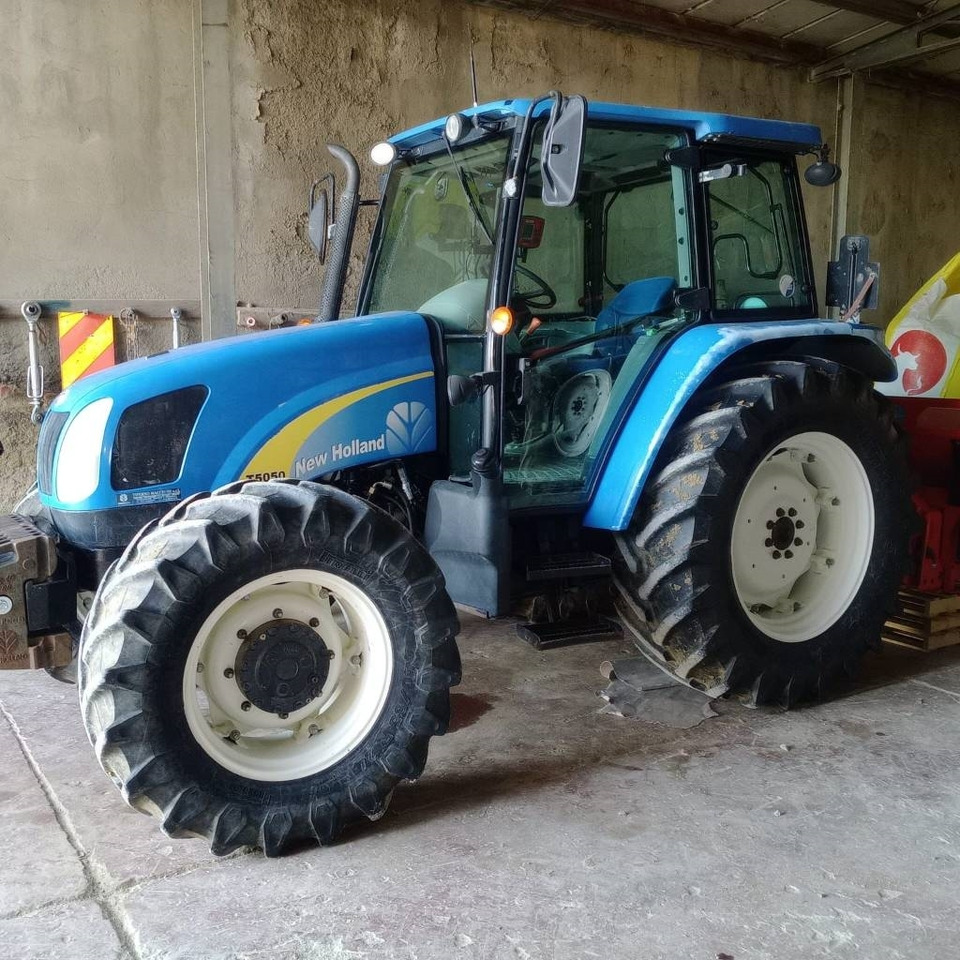 New Holland T 5050 - Трактор: фото 1 New Holland T 5050 - Трактор: фото 1