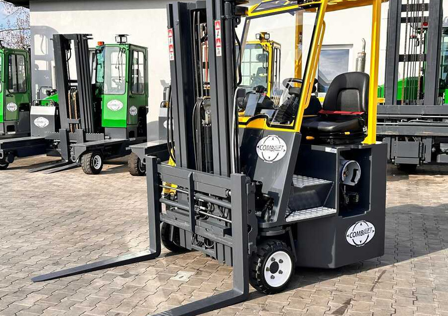Combilift C3000CB / GAS / TRIPLEX / 4900MM / FREE LIFT / FORK POSITIONER / SIC3000CB / GAS / TRIPLEX / 4900MM / FREE LIFT / FORK POSITIONER / SIDE SHIFT / LIKE NEWDE SHIFT / LIKE NEW - Четырехсторонний погрузчик: фото 1 Combilift C3000CB / GAS / TRIPLEX / 4900MM / FREE LIFT / FORK POSITIONER / SIC3000CB / GAS / TRIPLEX / 4900MM / FREE LIFT / FORK POSITIONER / SIDE SHIFT / LIKE NEWDE SHIFT / LIKE NEW - Четырехсторонний погрузчик: фото 1