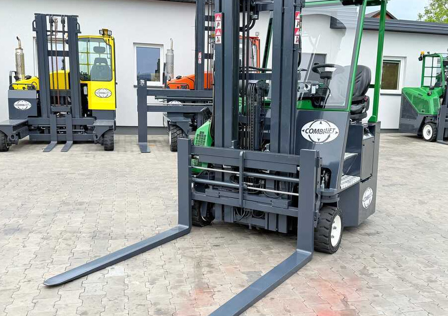 Combilift CB3000 / DIESEL / TRIPLEX 4900MM / FREE LIFT / SIDESHIFT / FORK POSITIONER / 1500MM FORKS / LIKE NEW - Четырехсторонний погрузчик: фото 3 Combilift CB3000 / DIESEL / TRIPLEX 4900MM / FREE LIFT / SIDESHIFT / FORK POSITIONER / 1500MM FORKS / LIKE NEW - Четырехсторонний погрузчик: фото 3