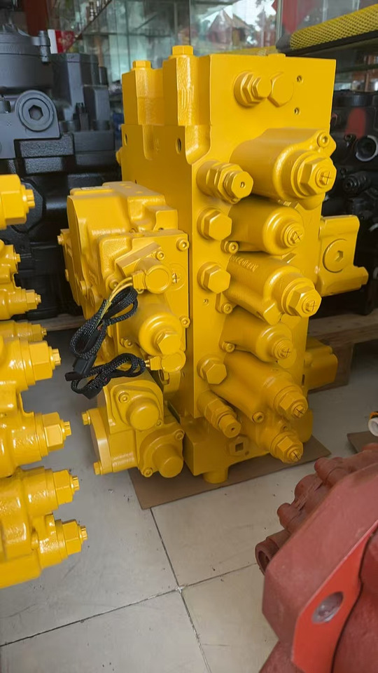 KOMATSU PC200-8 - Гидравлический клапан для Экскаваторов: фото 1 KOMATSU PC200-8 - Гидравлический клапан для Экскаваторов: фото 1