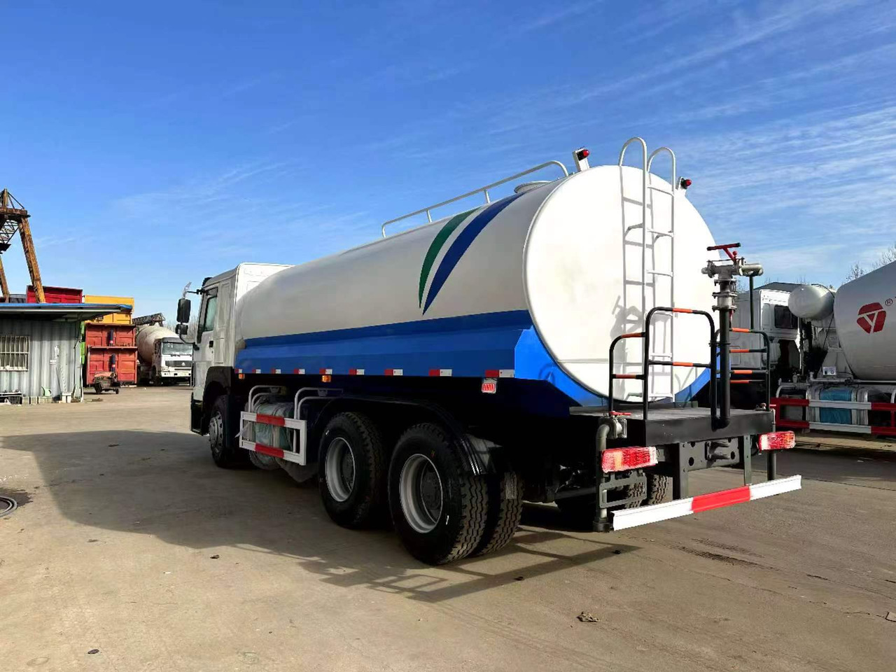 SINOTRUK 20  cubic  meters  tanker - Грузовик-цистерна: фото 3 SINOTRUK 20  cubic  meters  tanker - Грузовик-цистерна: фото 3