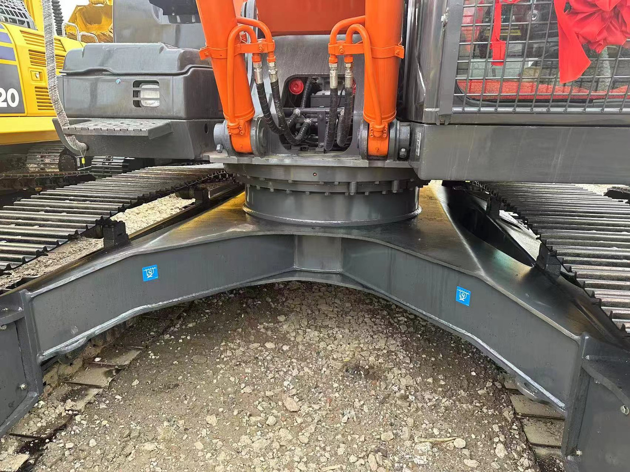 Good Condition Hot Sale Used Excavator HITACHI 240-3 - Экскаватор: фото 3 Good Condition Hot Sale Used Excavator HITACHI 240-3 - Экскаватор: фото 3