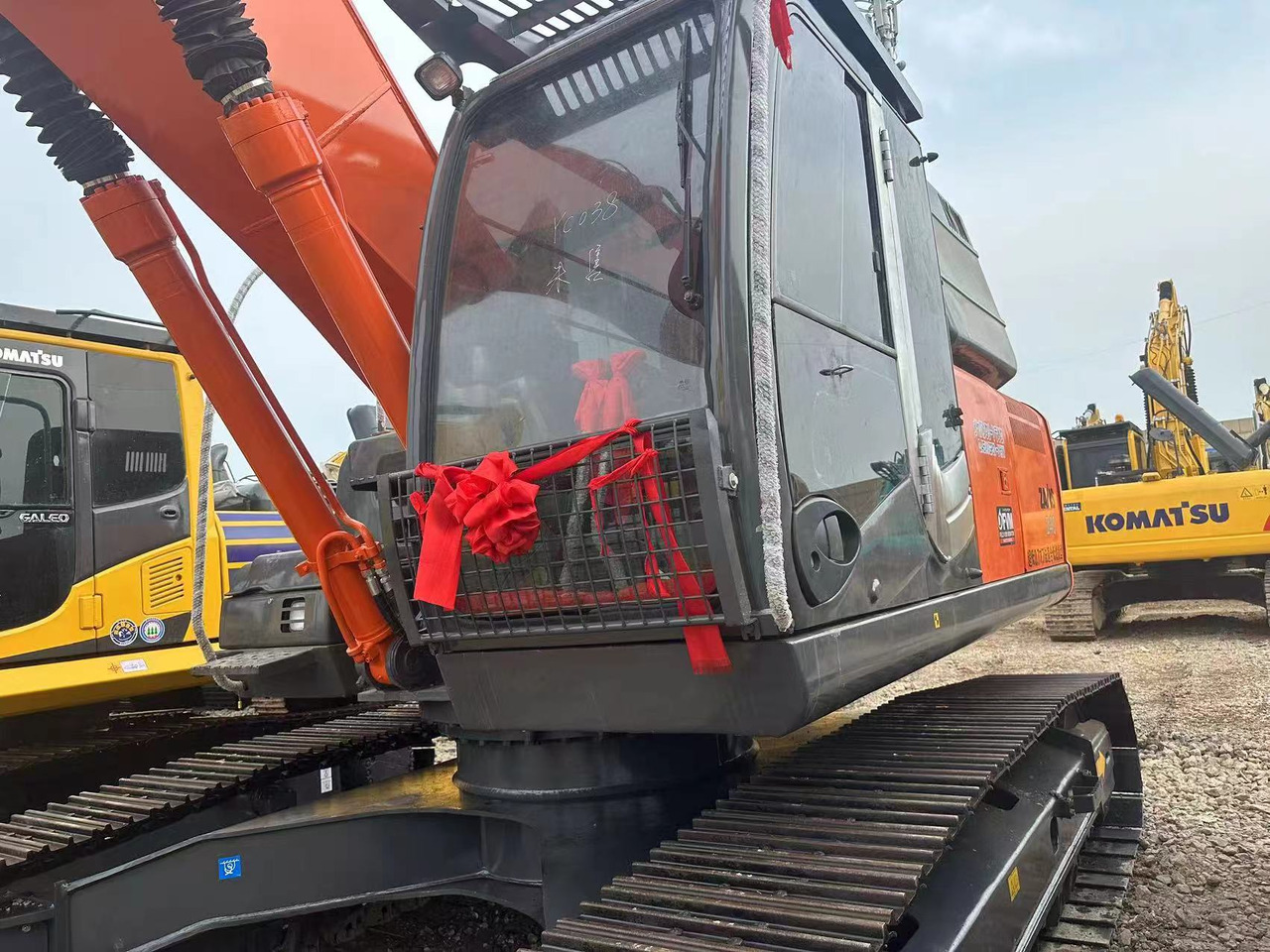 Good Condition Hot Sale Used Excavator HITACHI 240-3 - Экскаватор: фото 2 Good Condition Hot Sale Used Excavator HITACHI 240-3 - Экскаватор: фото 2
