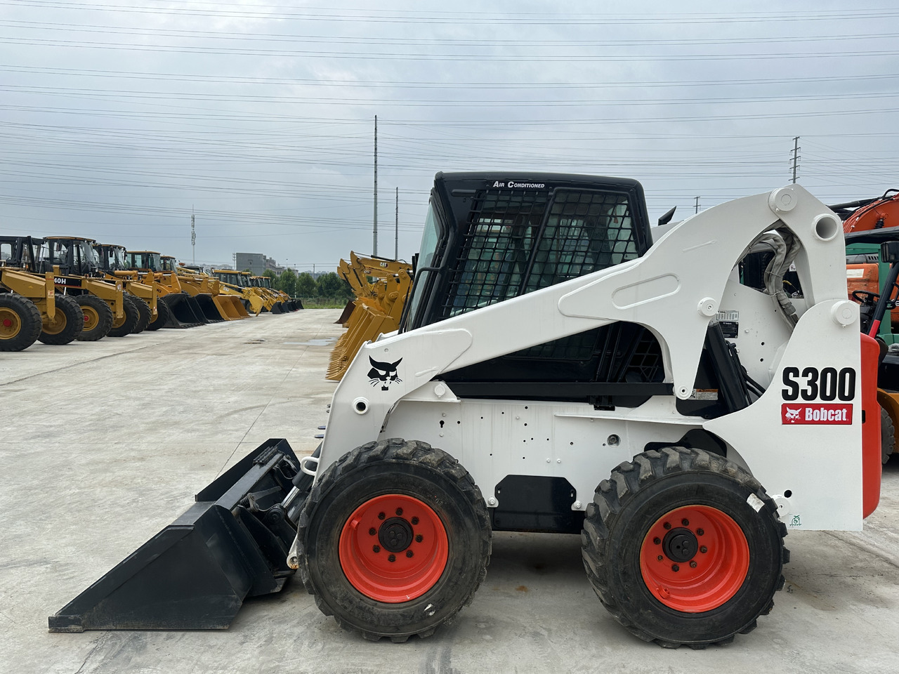 Second hand Hot sale skid-steers Bobcat S300 - Мини-погрузчик с бортовым поворотом: фото 5 Second hand Hot sale skid-steers Bobcat S300 - Мини-погрузчик с бортовым поворотом: фото 5