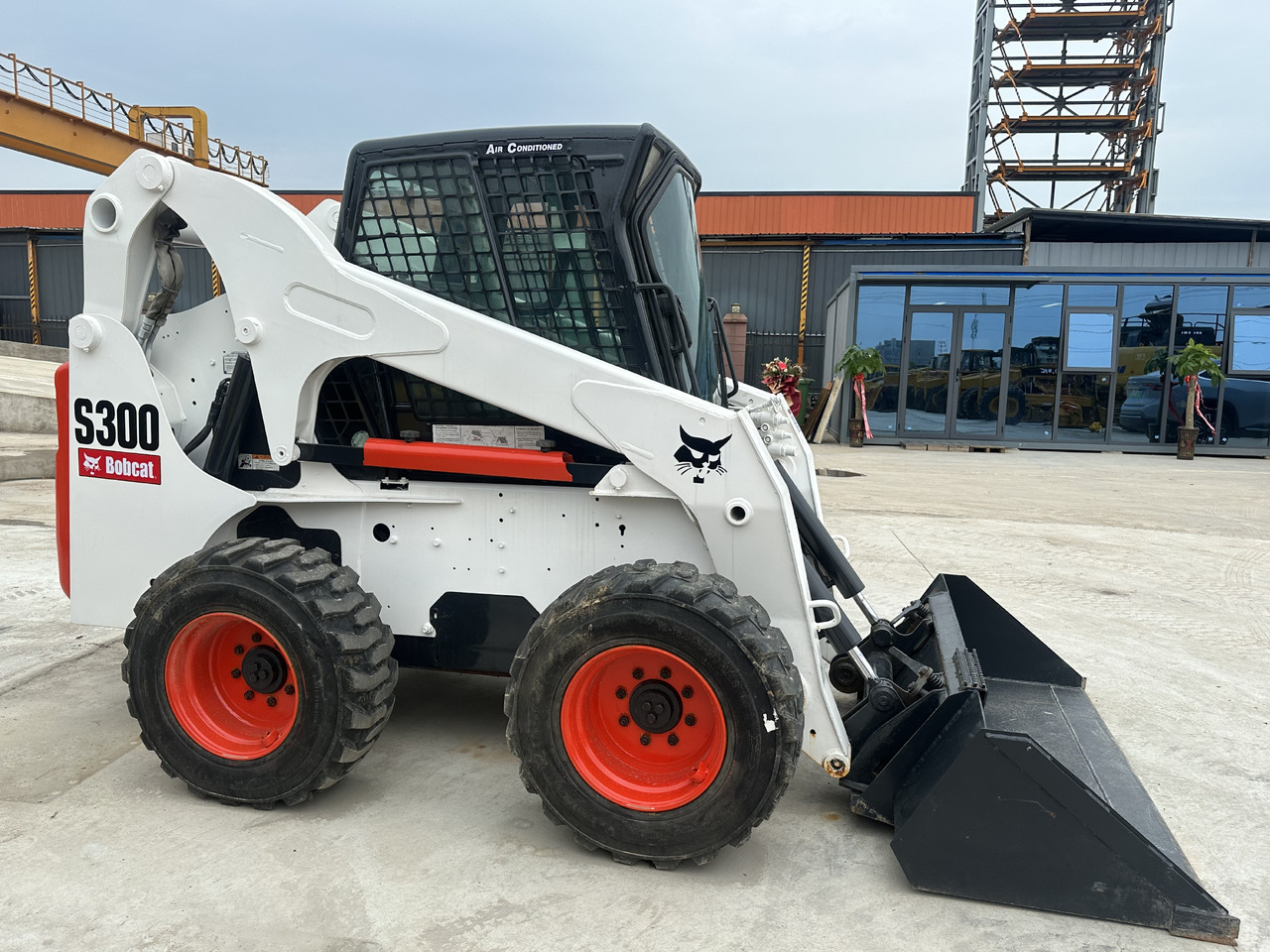Second hand Hot sale skid-steers Bobcat S300 - Мини-погрузчик с бортовым поворотом: фото 4 Second hand Hot sale skid-steers Bobcat S300 - Мини-погрузчик с бортовым поворотом: фото 4