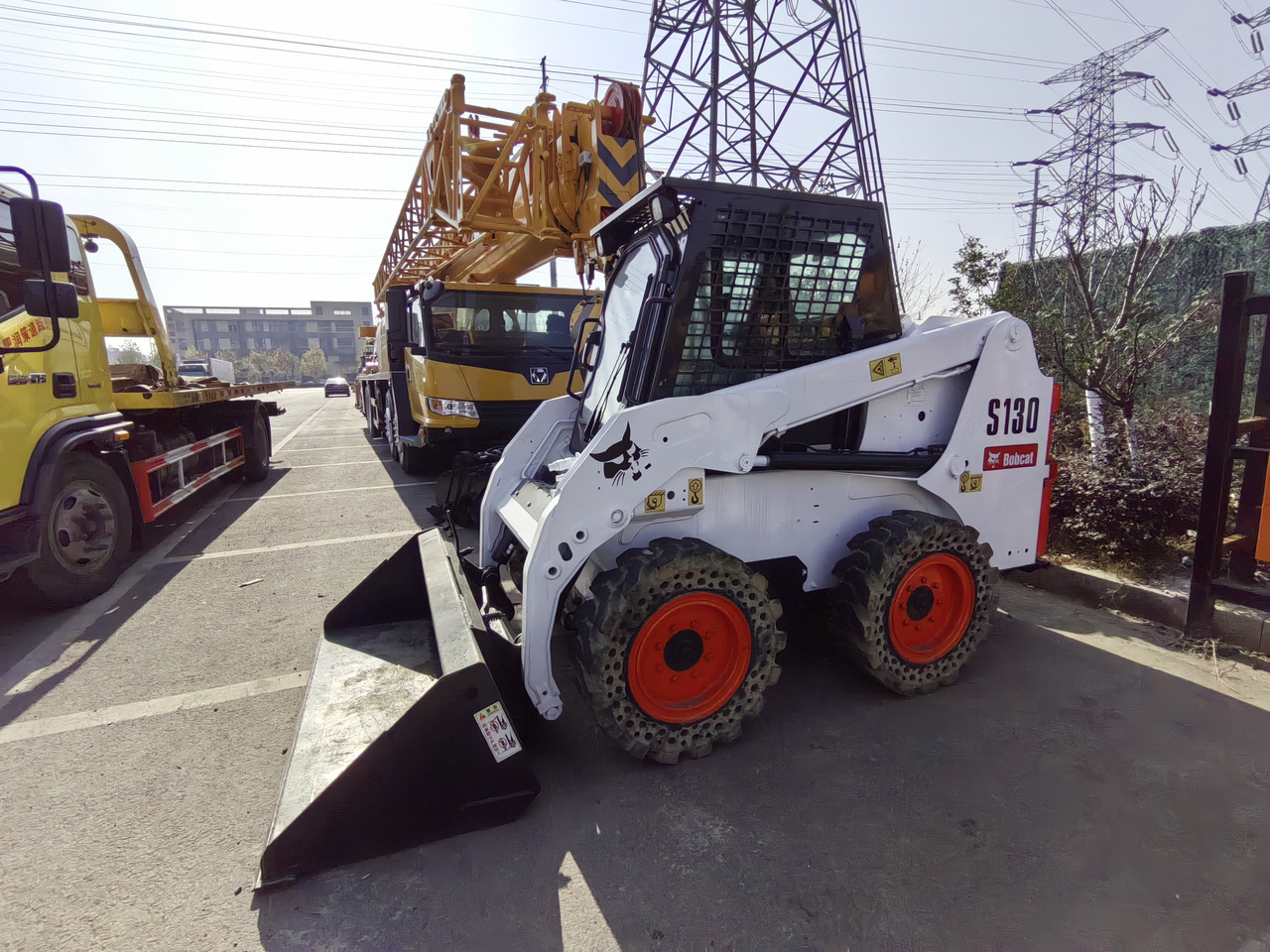 BOBCAT S130 - Мини-погрузчик с бортовым поворотом: фото 1 BOBCAT S130 - Мини-погрузчик с бортовым поворотом: фото 1