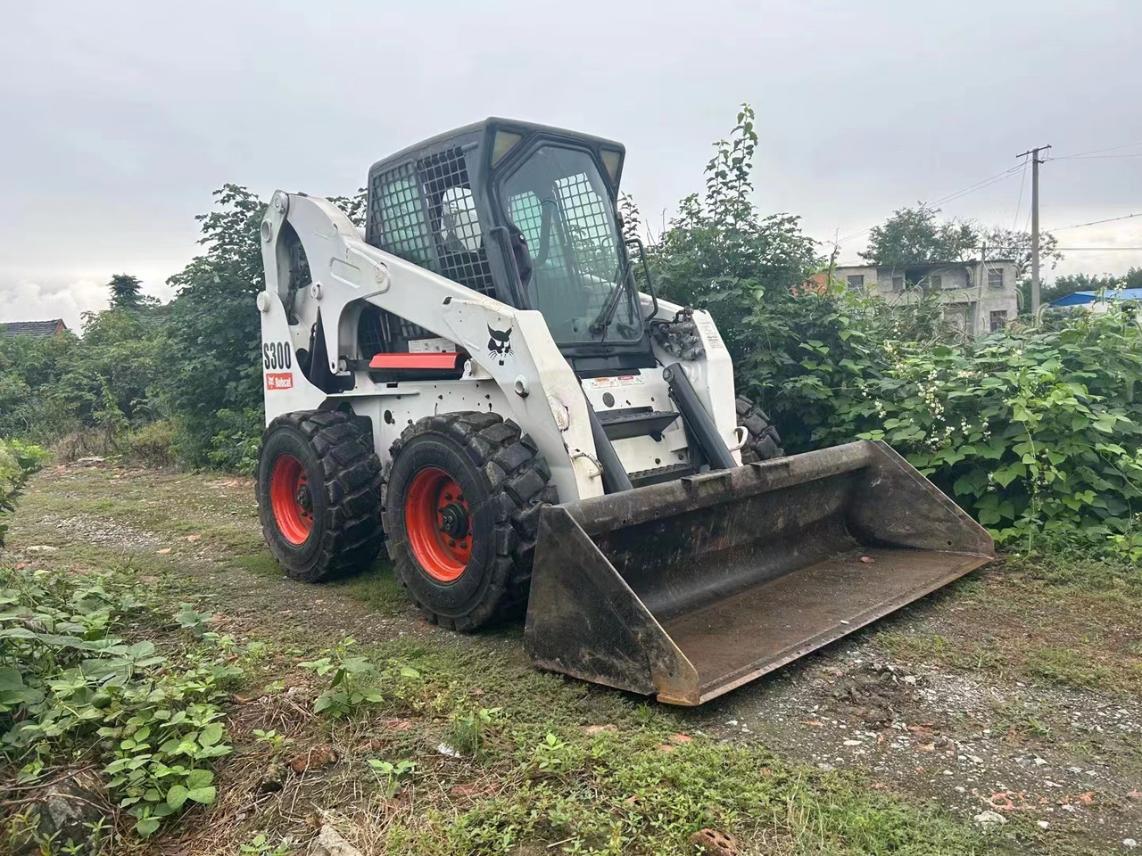 BOBCAT S300 - Мини-погрузчик с бортовым поворотом: фото 1 BOBCAT S300 - Мини-погрузчик с бортовым поворотом: фото 1