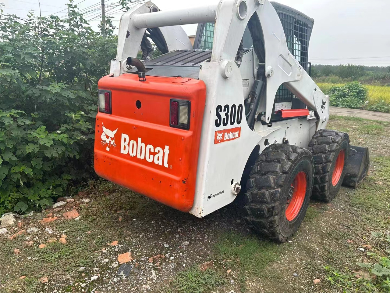 BOBCAT S300 - Мини-погрузчик с бортовым поворотом: фото 2 BOBCAT S300 - Мини-погрузчик с бортовым поворотом: фото 2