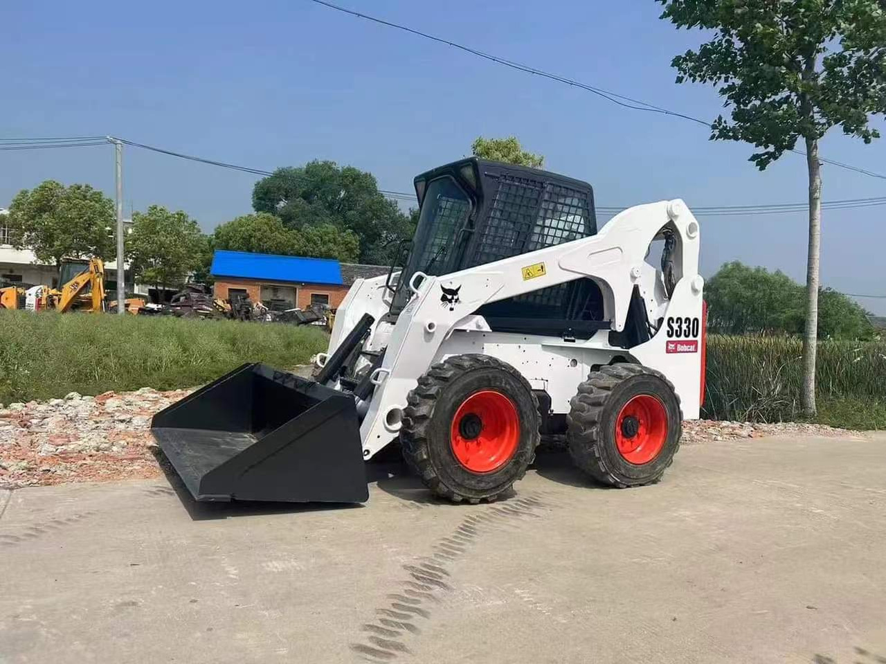 BOBCAT S330 - Мини-погрузчик с бортовым поворотом: фото 1 BOBCAT S330 - Мини-погрузчик с бортовым поворотом: фото 1