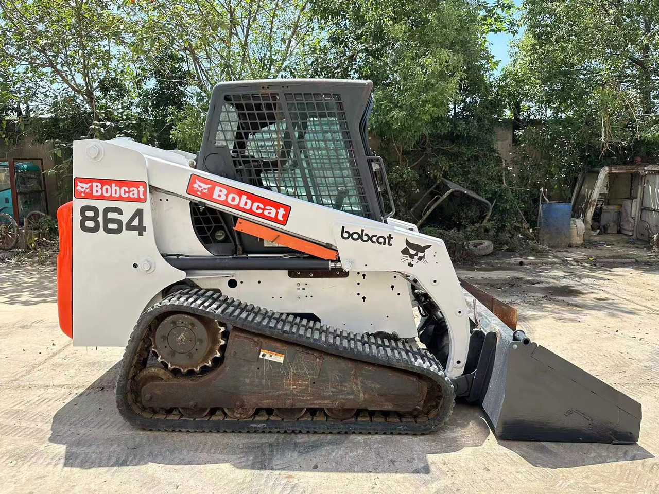 BOBCAT T864 - Мини-погрузчик с бортовым поворотом: фото 1 BOBCAT T864 - Мини-погрузчик с бортовым поворотом: фото 1