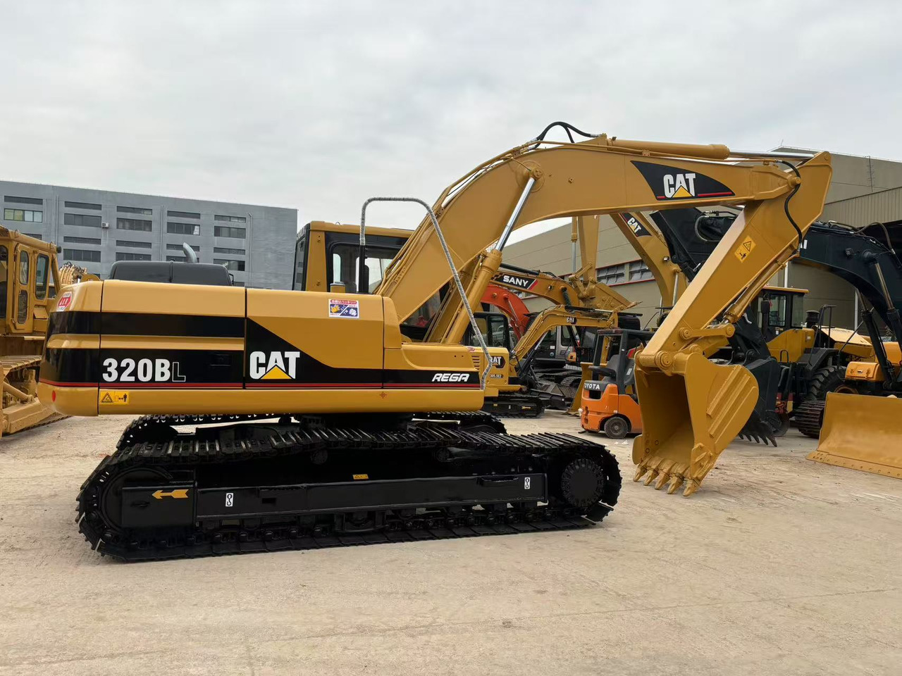 CATERPILLAR 320B - Гусеничный экскаватор: фото 3 CATERPILLAR 320B - Гусеничный экскаватор: фото 3