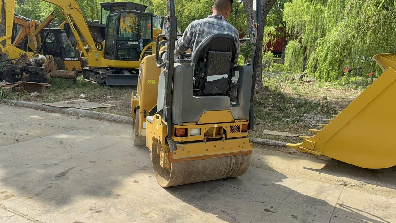 CATERPILLAR CB14B - Дорожный каток: фото 3 CATERPILLAR CB14B - Дорожный каток: фото 3