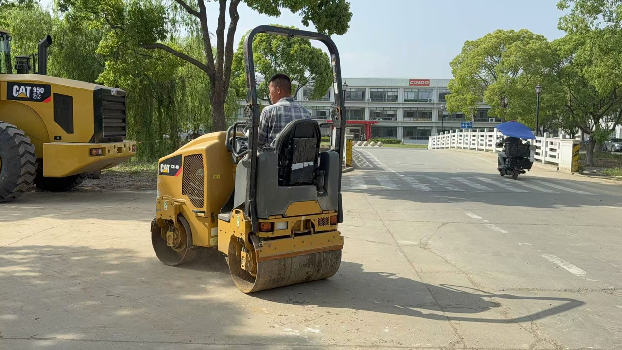 CATERPILLAR CB14B - Дорожный каток: фото 2 CATERPILLAR CB14B - Дорожный каток: фото 2