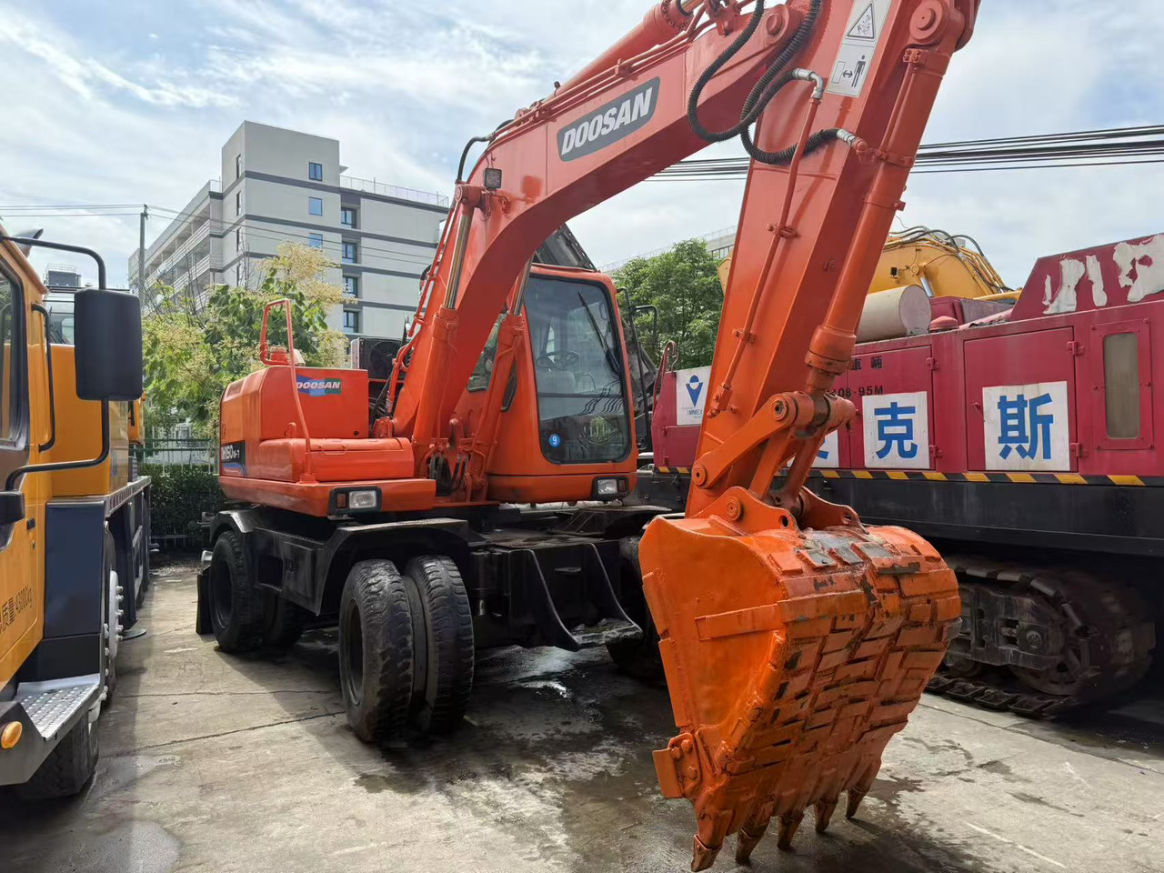 DOOSAN DH150W-7 - Колёсный экскаватор: фото 4 DOOSAN DH150W-7 - Колёсный экскаватор: фото 4