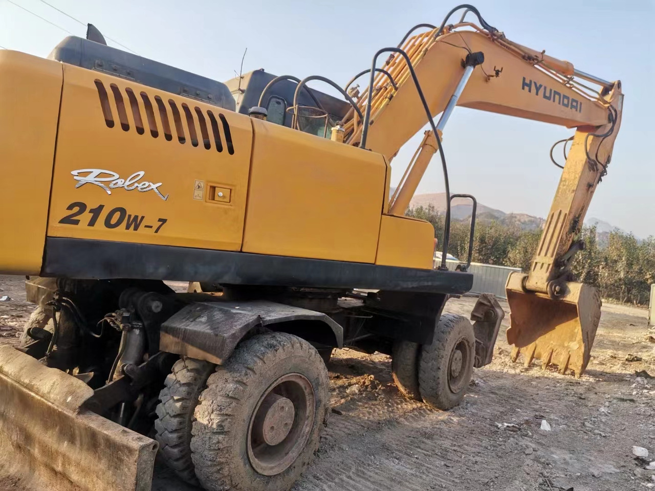 HYUNDAI R210W-7 - Колёсный экскаватор: фото 3 HYUNDAI R210W-7 - Колёсный экскаватор: фото 3