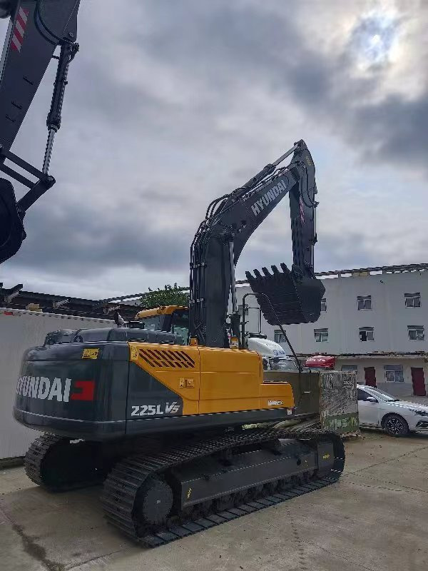 HYUNDAI R225LVS - Гусеничный экскаватор: фото 1 HYUNDAI R225LVS - Гусеничный экскаватор: фото 1