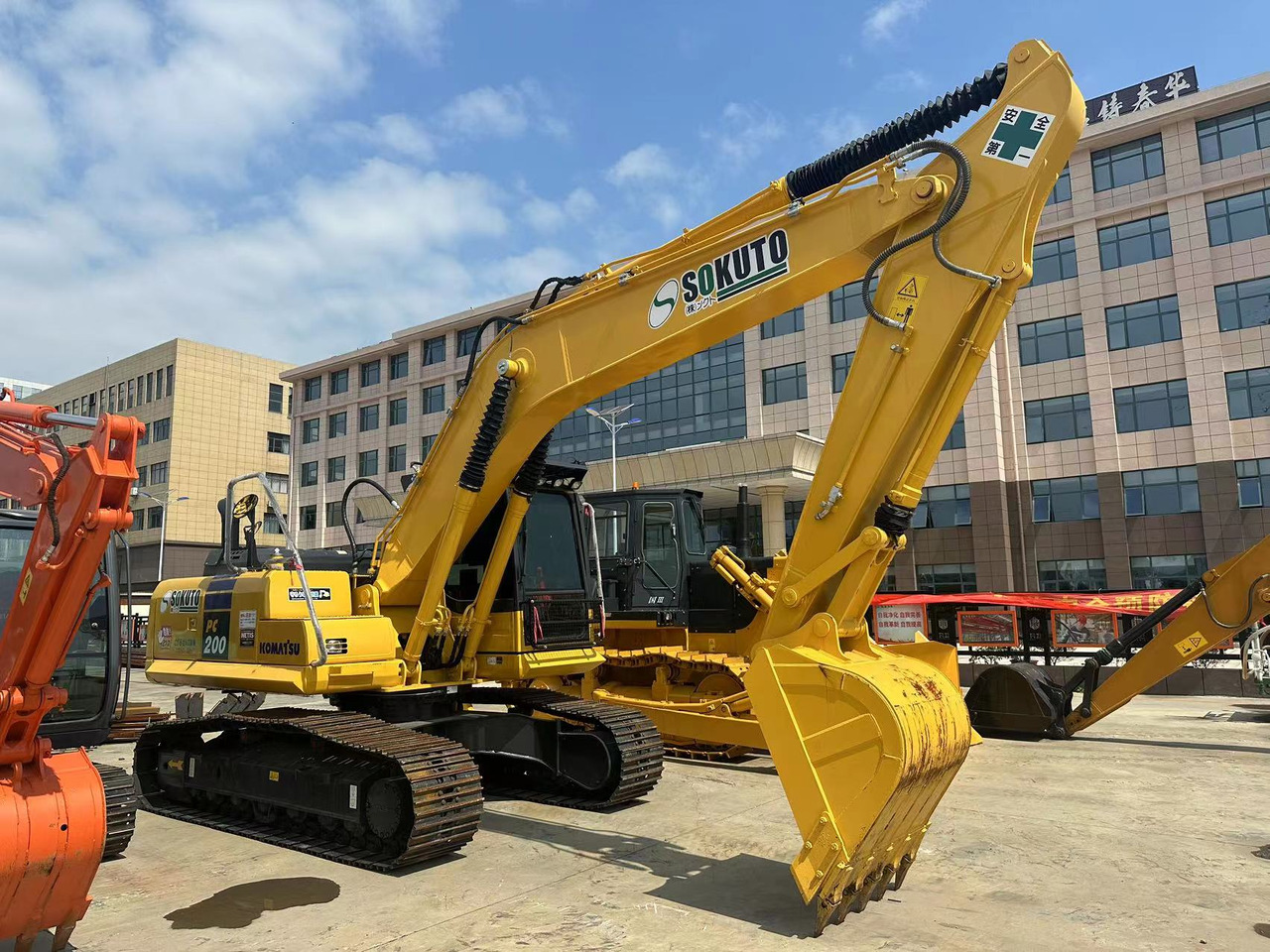 KOMATSU PC200-8N1 - Гусеничный экскаватор: фото 1 KOMATSU PC200-8N1 - Гусеничный экскаватор: фото 1