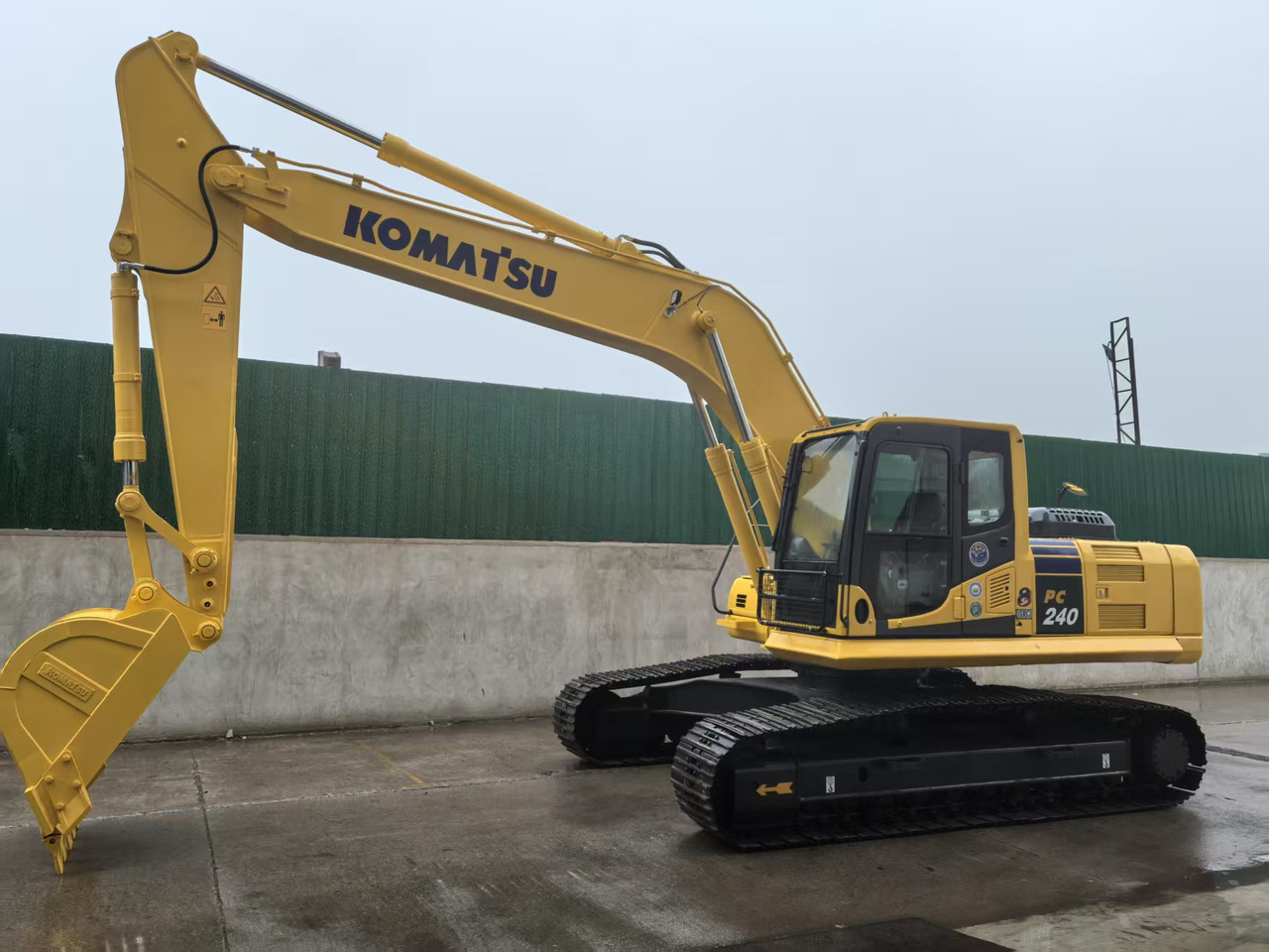 KOMATSU PC240LC-8M0 - Гусеничный экскаватор: фото 3 KOMATSU PC240LC-8M0 - Гусеничный экскаватор: фото 3