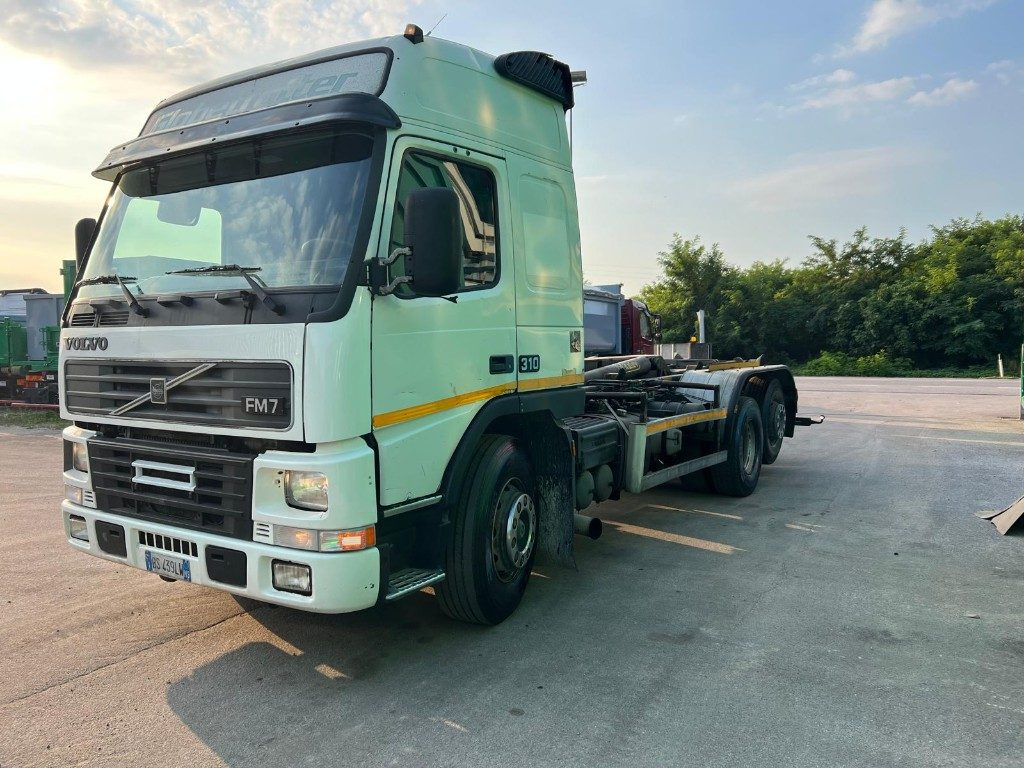 VOLVO FM7 SCARRABILE - Крюковой мультилифт: фото 1 VOLVO FM7 SCARRABILE - Крюковой мультилифт: фото 1
