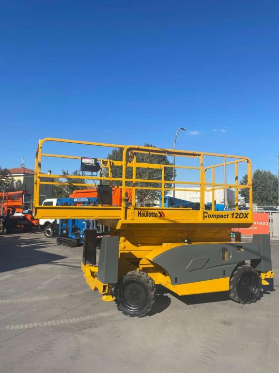 Haulotte COMPACT 12DX - Ножничный подъемник: фото 1 Haulotte COMPACT 12DX - Ножничный подъемник: фото 1
