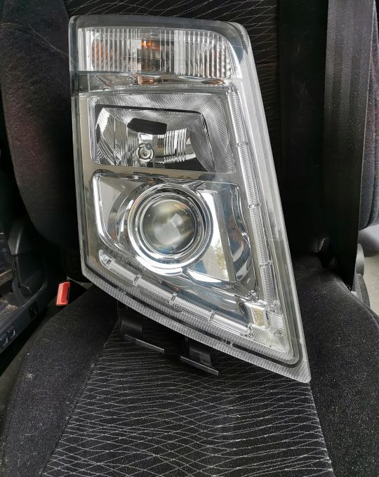 LAMPA XENON VOLVO FH 13 ORYGINAŁ PRAWA - Передняя фара: фото 1 LAMPA XENON VOLVO FH 13 ORYGINAŁ PRAWA - Передняя фара: фото 1