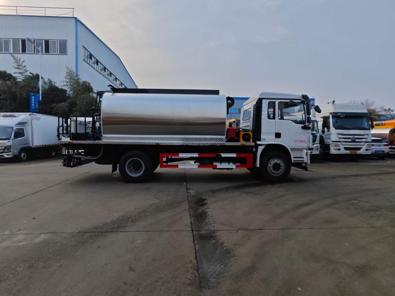 DONGFENG Asphalt Spreader - Асфальтоукладчик: фото 1 DONGFENG Asphalt Spreader - Асфальтоукладчик: фото 1