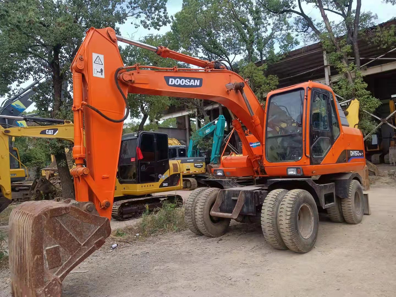 DOOSAN DH150W - Гусеничный экскаватор: фото 1 DOOSAN DH150W - Гусеничный экскаватор: фото 1