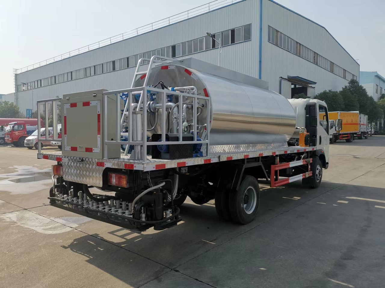 SINOTRUK HOWO CLICK HERE FOR DISCOUNT - Гудронатор: фото 4 SINOTRUK HOWO CLICK HERE FOR DISCOUNT - Гудронатор: фото 4