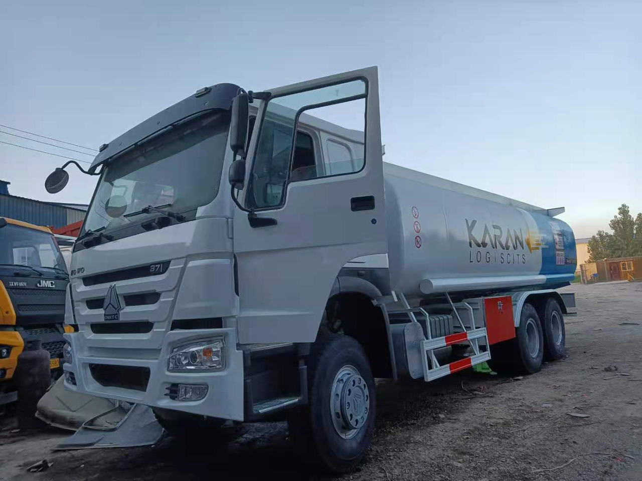 SINOTRUK Howo 371 Fuel Tanker Click Here For DISCOUNT - Грузовик-цистерна: фото 2 SINOTRUK Howo 371 Fuel Tanker Click Here For DISCOUNT - Грузовик-цистерна: фото 2