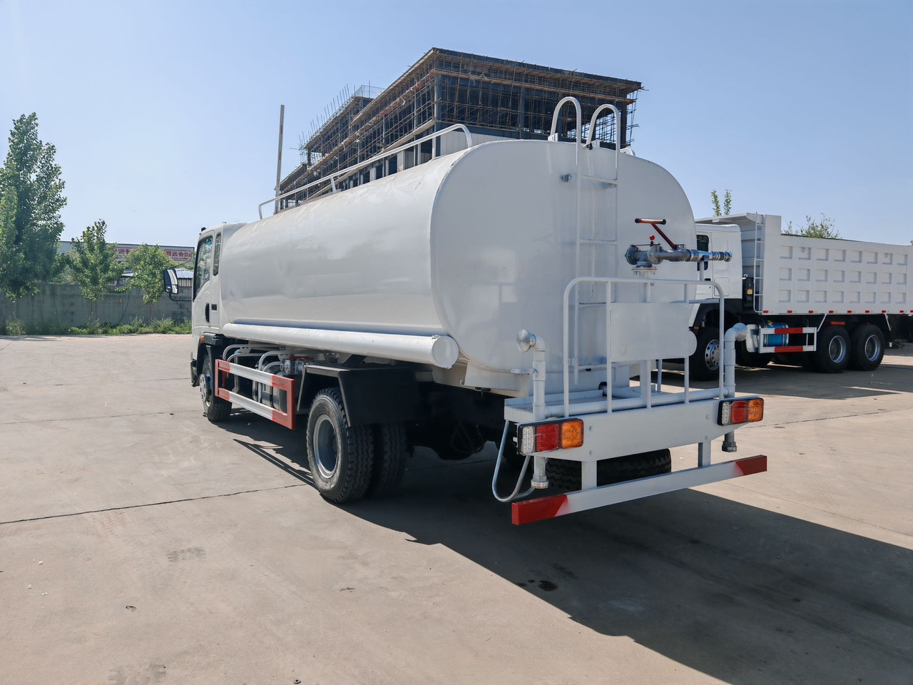 SINOTRUK Howo Water Tanker Click Here For DISCOUNT - Грузовик-цистерна: фото 4 SINOTRUK Howo Water Tanker Click Here For DISCOUNT - Грузовик-цистерна: фото 4