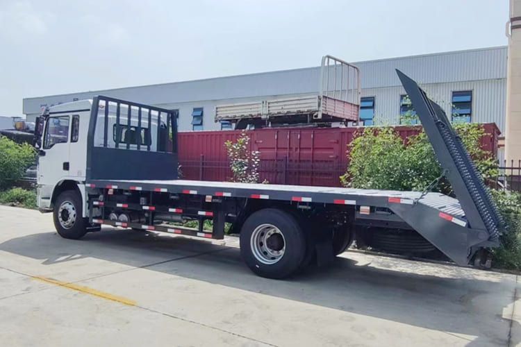 SHACMAN SHACMAN L3000 4x2 Light Cargo Truck with Rear Loading Ramp - Грузовик бортовой/ Платформа: фото 2 SHACMAN SHACMAN L3000 4x2 Light Cargo Truck with Rear Loading Ramp - Грузовик бортовой/ Платформа: фото 2