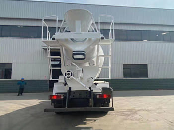 SINOTRUK Cement Mixer Truck for Sale in Zambia - Автобетоносмеситель: фото 4 SINOTRUK Cement Mixer Truck for Sale in Zambia - Автобетоносмеситель: фото 4