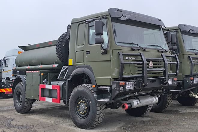 SINOTRUK Howo 4X2 Small Fuel Tanker Truck for Sale in Zambia - Грузовик-цистерна: фото 1 SINOTRUK Howo 4X2 Small Fuel Tanker Truck for Sale in Zambia - Грузовик-цистерна: фото 1